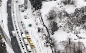 大雪の影響で渋滞する東名高速道路の裾野インターチェンジ付近(15日、静岡県裾野市)=共同