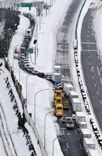 記録的大雪 死者8人に 東名で最大50キロ渋滞 日本経済新聞