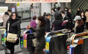 通勤や買い物客で混雑する東急電鉄渋谷駅のヒカリエ口(東京都渋谷区)