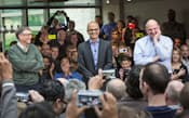 社員と歓談するマイクロソフトの幹部。左からビル・ゲイツ氏、新CEOのサトヤ・ナデラ氏、スティーブ・バルマー氏(2月4日、米ワシントン州の本社)