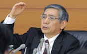 金融政策決定会合後、記者会見する黒田日銀総裁(18日、日銀本店)