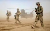 アフガニスタン・ヘラート州で前進する駐留米軍兵士（2012年1月）=AP