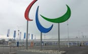 五輪公園駅前に設置されたソチ冬季パラリンピックのロゴ（27日、ソチ）=共同