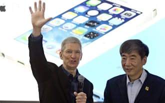米アップルのティム・クック最高経営責任者(CEO、(左))と、中国移動の会長(北京、2014年1月)=AP