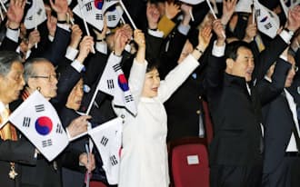 「3・1独立運動」の記念式典で、万歳三唱する韓国の朴槿恵大統領(手前中央)ら(1日、ソウル)=共同