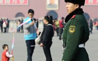 2日、天安門広場を警戒する武装警察隊員=北京(共同)