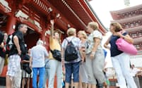 浅草寺（東京・台東）を観光する外国人旅行客。2020年の東京五輪を控え、外国人が滞在しやすい宿泊施設の充実は大きな課題だ