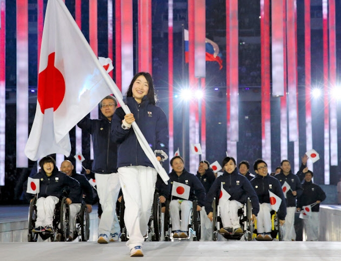 日本人選手 笑顔で入場行進 パラリンピック開幕 日本経済新聞