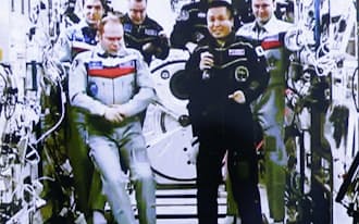 国際宇宙ステーションの船長に就任した若田光一さん(前列右)（9日）=NASAテレビから共同