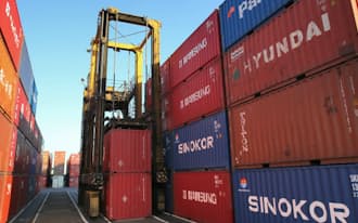 日本からの輸出は伸び悩んでいる(東京都港区の品川埠頭)