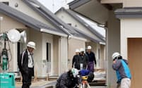 建設が進む災害公営住宅(2月、宮城県山元町)