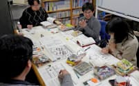 会社員や学生らが集まってゲームを楽しめる場が増えてきた(東京・神田)