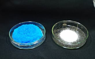 おむつ原料の吸水性樹脂(右)は水分を吸うと青く膨らむ(左)