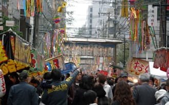 製薬会社関係者など多くの人でにぎわう道修町の神農祭（大阪市中央区）