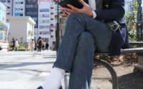 白い靴下を合わせてコーディネートに「抜け」をつくる奥州谷さん(東京都港区)