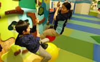 屋内遊戯施設で子どもと一緒に遊ぶプレーリーダーの森岡明希さん(岡山市)
