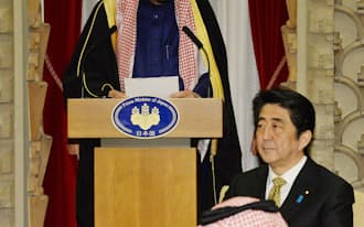 晩さん会でサウジアラビアのサルマン皇太子のあいさつを聞く安倍首相(2月19日、首相公邸)