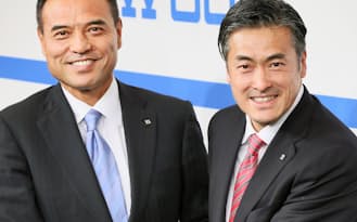 ローソンの社長に就任する玉塚COO(右)と会長になる新浪氏(24日午後、東京都港区)