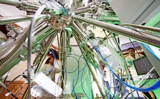 沖縄科学技術大学院大学には、多様な組成や性質を持つナノ粒子をつくれる最先端装置がある=OIST/ギンター