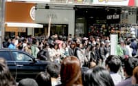 「笑っていいとも！」の最終回を前に、スタジオアルタ前に集まったファン(31日午前、東京・新宿)