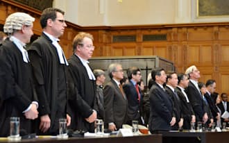 オランダ・ハーグの国際司法裁判所で調査捕鯨をめぐる訴訟の判決言い渡しに臨む関係者ら（31日）=共同