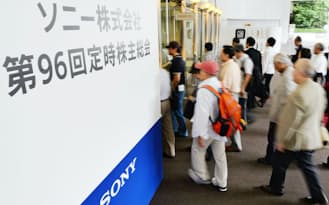 株主総会の会場に向かうソニーの株主ら(2013年6月、東京都港区)