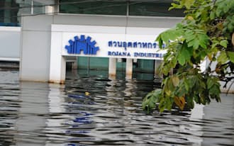洪水で浸水したタイ・アユタヤ県のロジャナ工業団地(2011年10月)