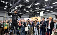 SXSWの展示会場でスケルトニクスの外骨格スーツが大きな注目を浴びた