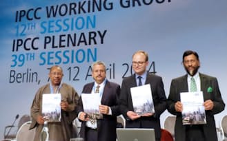 報告書を公表するIPCCのパチャウリ議長(右)ら(13日、ベルリン)