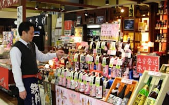 JR鹿児島中央駅改札内にある「Theさつま」には県内各地の焼酎が並ぶ。首都圏で人気が高い「三岳」も