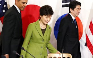日米韓3カ国首脳会談に臨む(右から)安倍首相、韓国の朴槿恵大統領とオバマ米大統領（3月25日、オランダ・ハーグ）=共同