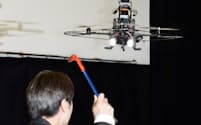 不審者に接近し撮影するセコムの小型飛行監視カメラ（東京都三鷹市）