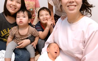 10人目の女の子を出産した助産師の小林寿子さん(大阪市阿倍野区)