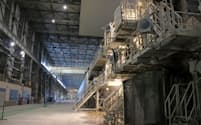 石巻工場の紙の生産設備「N6」は国内最大級の生産能力。12年3月に稼働を再開した。