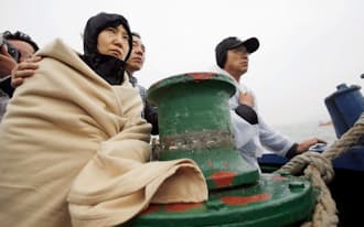 17日、韓国南西部、珍島沖の旅客船沈没事故で、不明者の捜索活動を見守る家族ら=ロイター