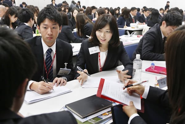 研修でダイバーシティについて議論する損害保険ジャパンと日本興亜の新入社員(東京都千代田区) 研修でダイバーシティについて議論する損害保険ジャパンと日本興亜の新入社員(東京都千代田区)