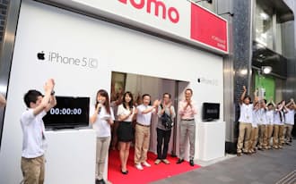 昨年NTTドコモもiPhoneの取り扱いを始め、3社は横並びで競争を繰り広げる。新型iPhoneではさらに激化しそうだ