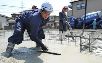 建設現場で作業する技能実習生のファールリザさん(埼玉県志木市)