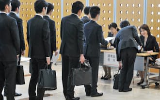 採用面接の受付に並ぶ就活生(1日午前、東京都新宿区)