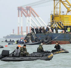 韓国沈没船 食堂 客室周辺を集中捜索 死者64人 日本経済新聞 韓国沈没船 食堂 客室周辺を集中捜索 死者64人 日本経済新聞