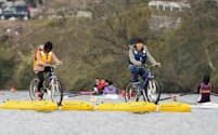自転車で湖面を散策(愛媛県今治市)