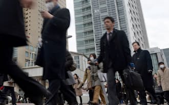 サラリーマンやOLには収入が安定していて、会社の天引きや福利厚生制度を活用できる強みがある