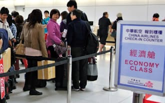 北海道内旅行を終え、帰国する外国人観光客ら(新千歳空港)