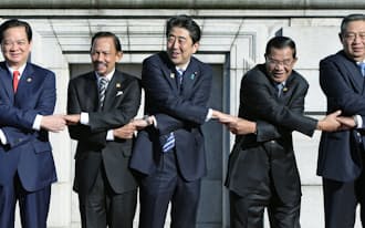 日本は東南アジアの人々にとって最も重要なパートナーになった（写真は2013年12月、東京で開いたASEAN各国との首脳会議）