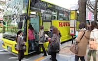 日帰りバスツアー大手のはとバスも、今秋からツアー料金の値上げを検討している(東京・新宿のバス停)