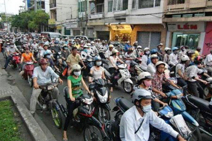 交通渋滞もあるが、ベトナムなどでは活気ある成長が続いている