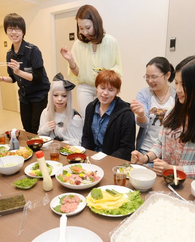 退寮時に修了証 今どきの学生寮 特別プログラムで人材教育 Nikkeiリスキリング 退寮時に修了証 今どきの学生寮 特別プログラムで人材教育 Nikkeiリスキリング