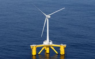 福島県の沖合約20キロに設置された浮体式洋上風力発電所の風車(4日)