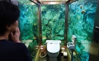 壁や天井が水槽になった中を熱帯魚などが泳ぐ女性専用トイレ(兵庫県明石市のムーミンパパ)