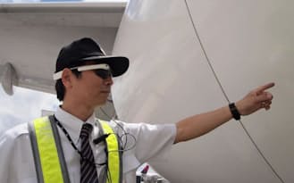 日本航空は眼鏡型ウエアラブル端末「グーグルグラス」を機体整備に活用する実証実験をホノルル国際空港で始めた=日本航空提供